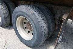 2001 INTERNATIONAL 8100 TANDEM AXLE ROLL OFF TRUCK