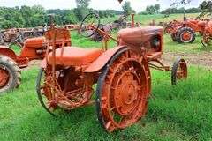 ALLIS CHALMERS 'B' ON STEEL TRACTOR