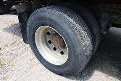 2001 INTERNATIONAL 8100 TANDEM AXLE ROLL OFF TRUCK