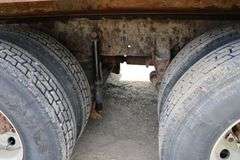 2001 INTERNATIONAL 8100 TANDEM AXLE ROLL OFF TRUCK