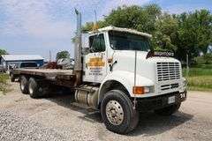 2001 INTERNATIONAL 8100 TANDEM AXLE ROLL OFF TRUCK