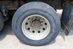 2001 INTERNATIONAL 8100 TANDEM AXLE ROLL OFF TRUCK