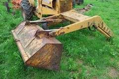 ALLIS CHALMERS I60 TRACTOR & LOADER
