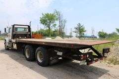 2001 INTERNATIONAL 8100 TANDEM AXLE ROLL OFF TRUCK