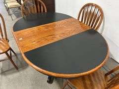 PAINTED OAK PEDESTAL TABLE WITH FOUR CHAIRS AND LEAF