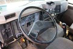 2001 INTERNATIONAL 8100 TANDEM AXLE ROLL OFF TRUCK