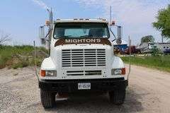 2001 INTERNATIONAL 8100 TANDEM AXLE ROLL OFF TRUCK