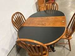 PAINTED OAK PEDESTAL TABLE WITH FOUR CHAIRS AND LEAF