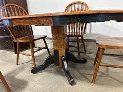 PAINTED OAK PEDESTAL TABLE WITH FOUR CHAIRS AND LEAF