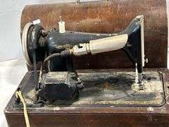SINGER ELECTRIC SEWING MACHINE MODEL Y4284325 WITH CASE