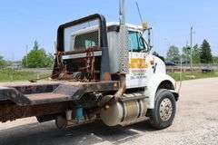 2001 INTERNATIONAL 8100 TANDEM AXLE ROLL OFF TRUCK