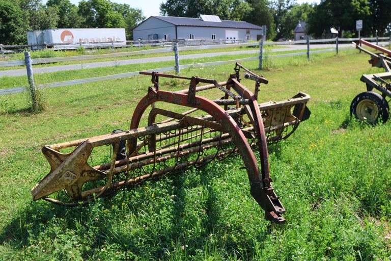 NEW HOLLAND 258 HAY RAKE