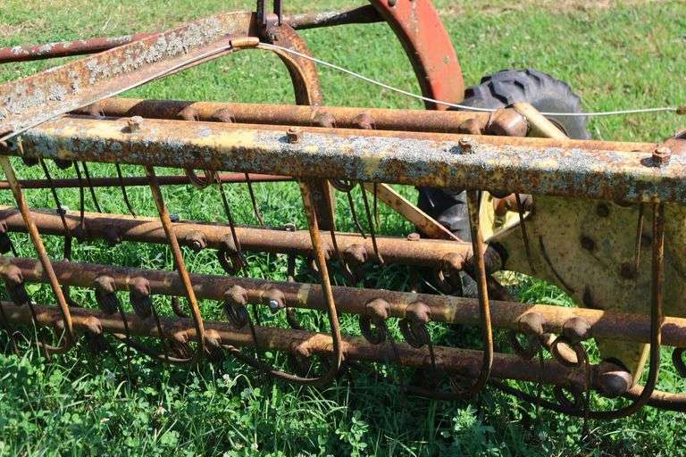 NEW HOLLAND 258 HAY RAKE