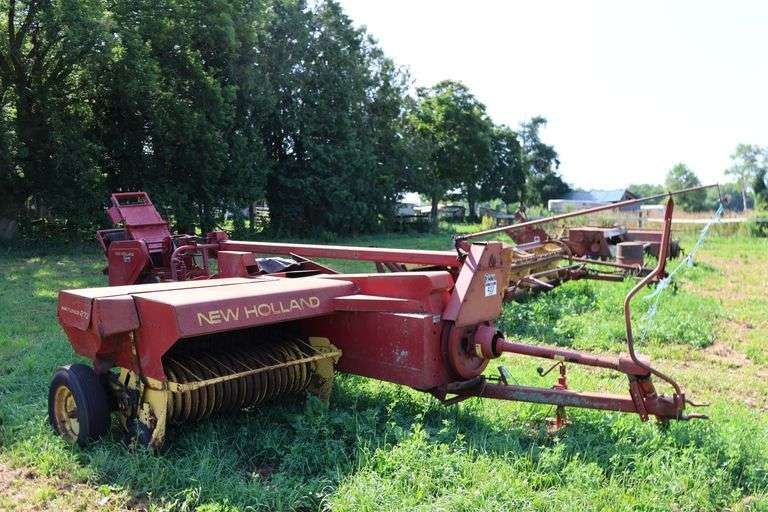 NEW HOLLAND 273 SMALL SQUARE BALER WITH 54A THROWER