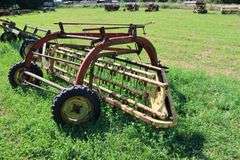 NEW HOLLAND 258 HAY RAKE