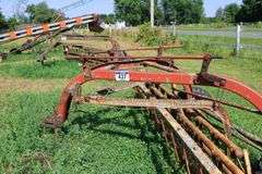 NEW HOLLAND 258 HAY RAKE