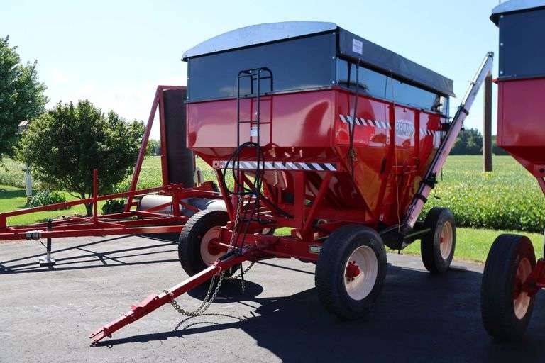 BRUNS 400 GRAVITY BOX WAGON AND AUGER