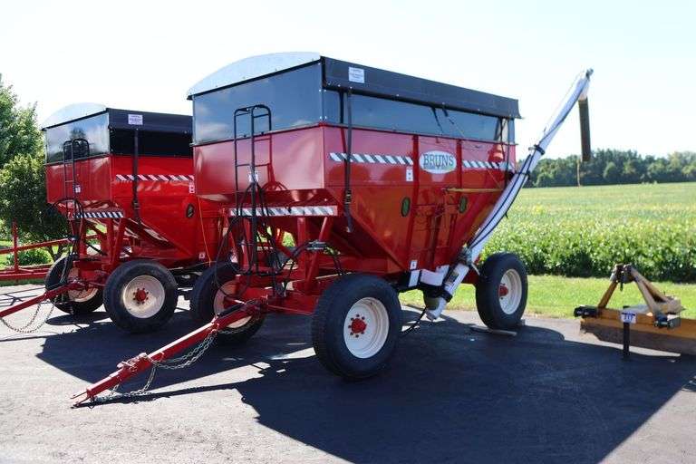 BRUNS 400 GRAVITY BOX WAGON AND AUGER