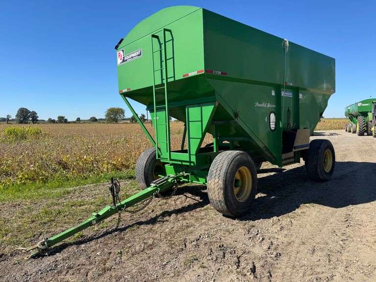 RJ 600 BUSHEL GRAVITY BOX & WAGON
