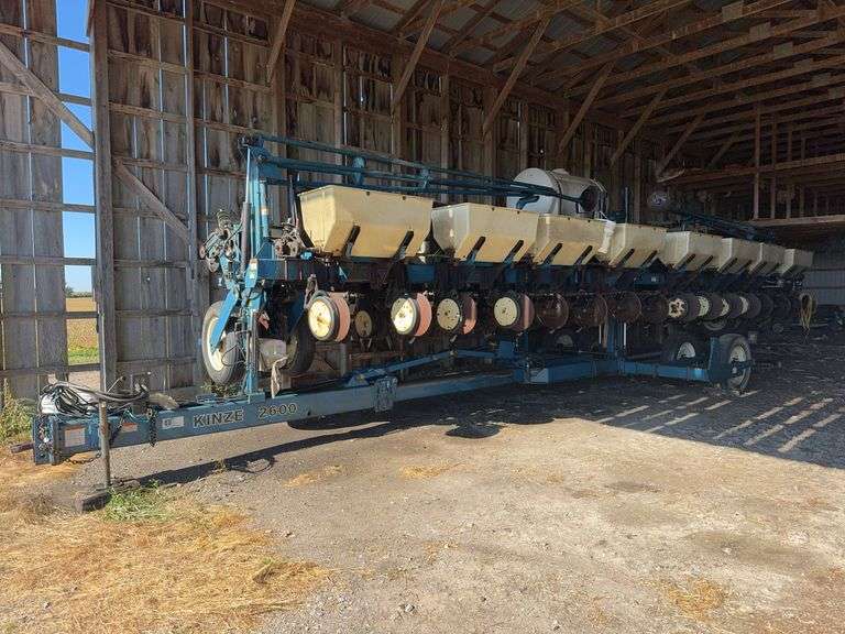 KINZE 2600 16 ROW 30" PLANTER