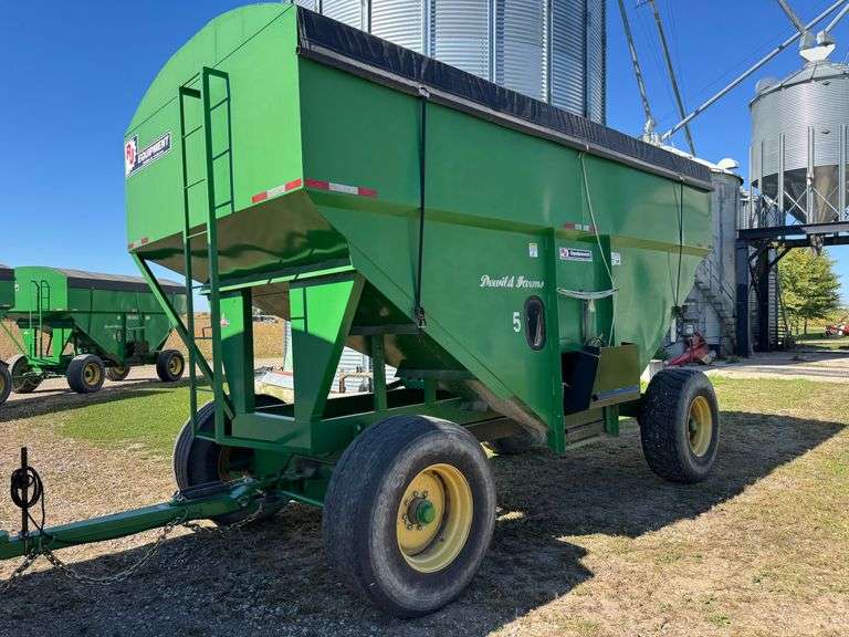 RJ 600 BUSHEL GRAVITY BOX & WAGON