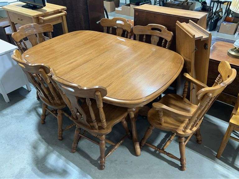 DOUBLE PEDESTAL OAK DINING TABLE WITH TWO LEAVES AND SIX CHAIRS - 62"X42"X30"