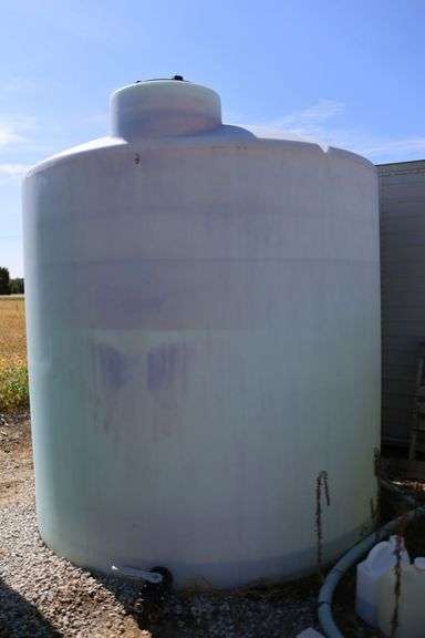 3000 GALLON POLY TANK - USED FOR 28%