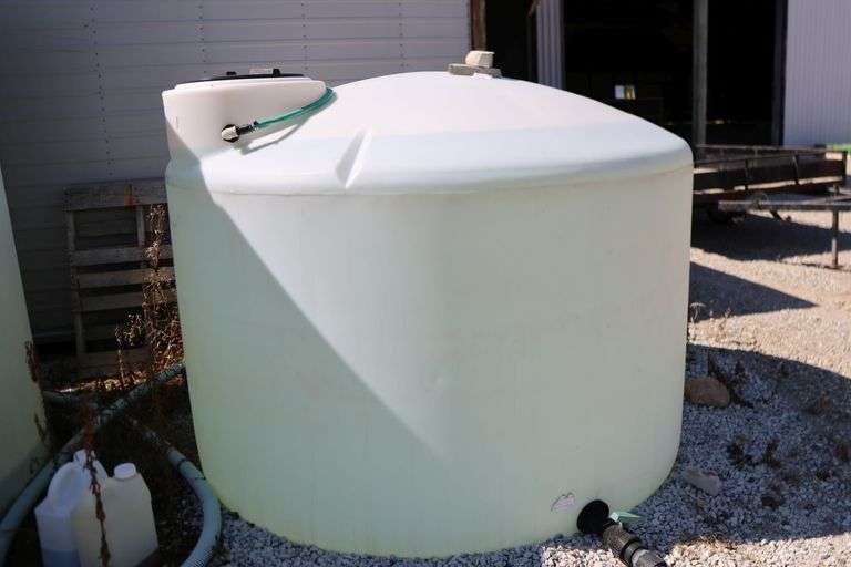 1550 GALLON POLY TANK - USED FOR WATER