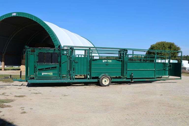 STOCKMANS CHOICE 8ADJ PORTABLE LIVESTOCK CHUTE
