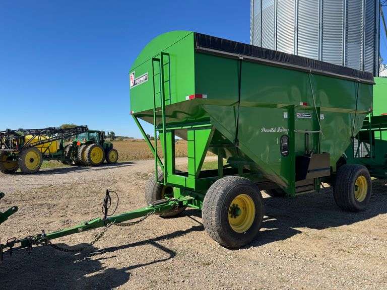 RJ 600 BUSHEL GRAVITY BOX & WAGON