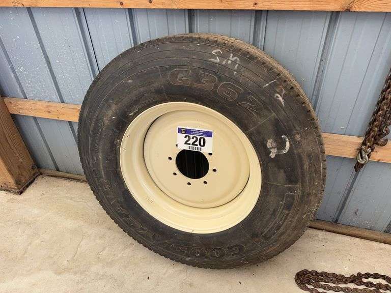 11R22.5 TIRE & RIM