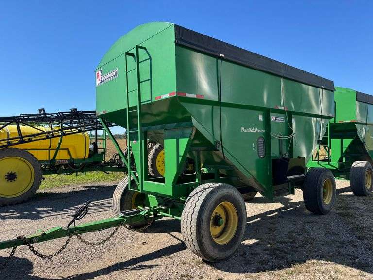 RJ 600 BUSHEL GRAVITY BOX AND WAGON