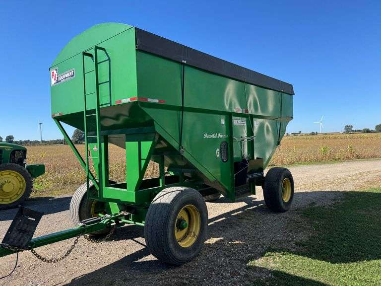 RJ 600 BUSHEL GRAVITY BOX & WAGON