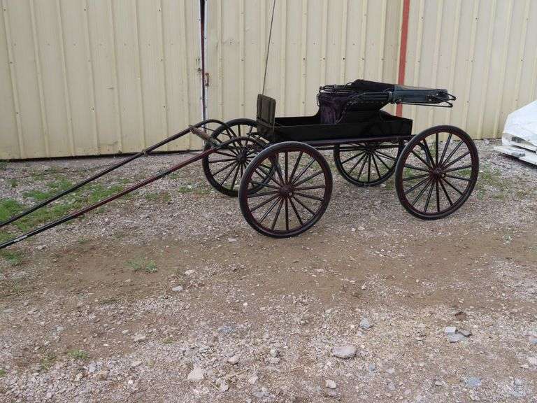 VINTAGE BLACK SHOW CARRIAGE