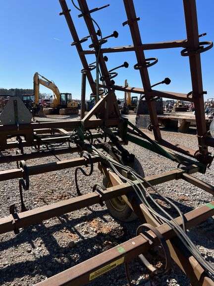 John Deere 960 32' Pull Type Field Cultivator