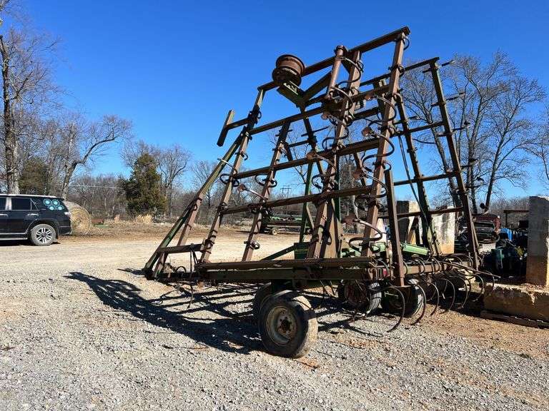 John Deere 960 32' Pull Type Field Cultivator