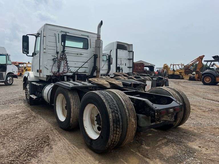 2006 Volvo T/A Daycab Truck *INOP