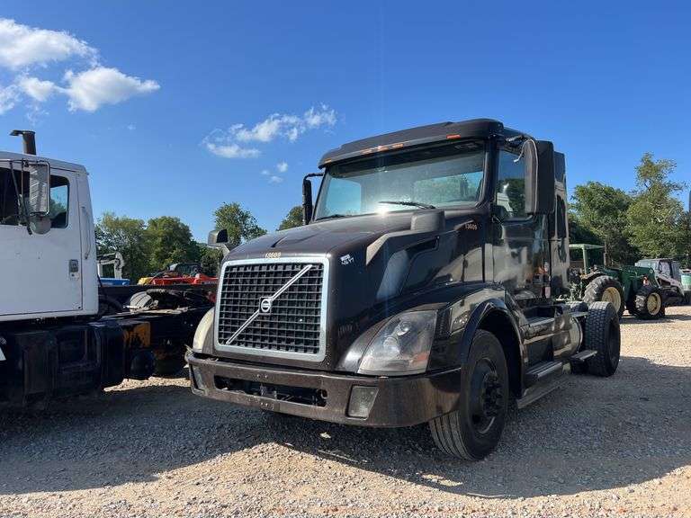 2015 Volvo S/A Daycab Truck