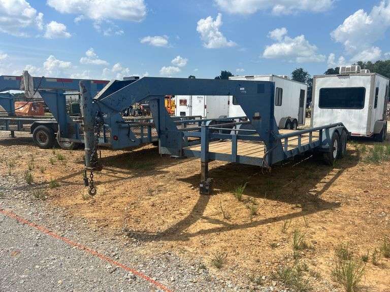 2009 82" X 20' T/A Gooseneck Trailer