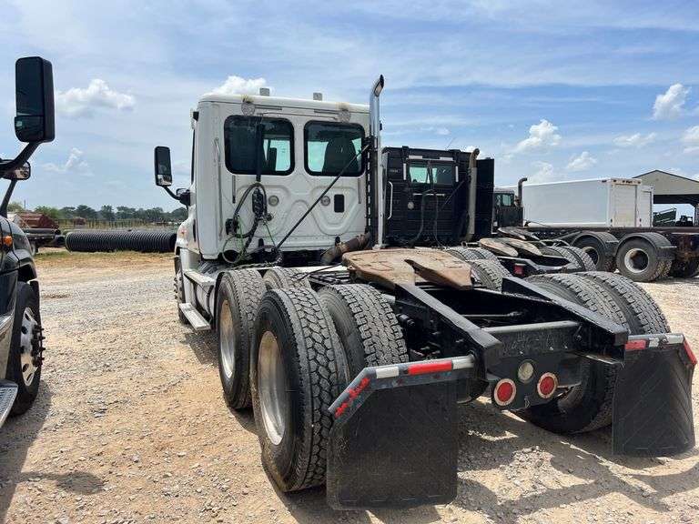 2011 Freightliner Cascadia T/A Daycab Truck