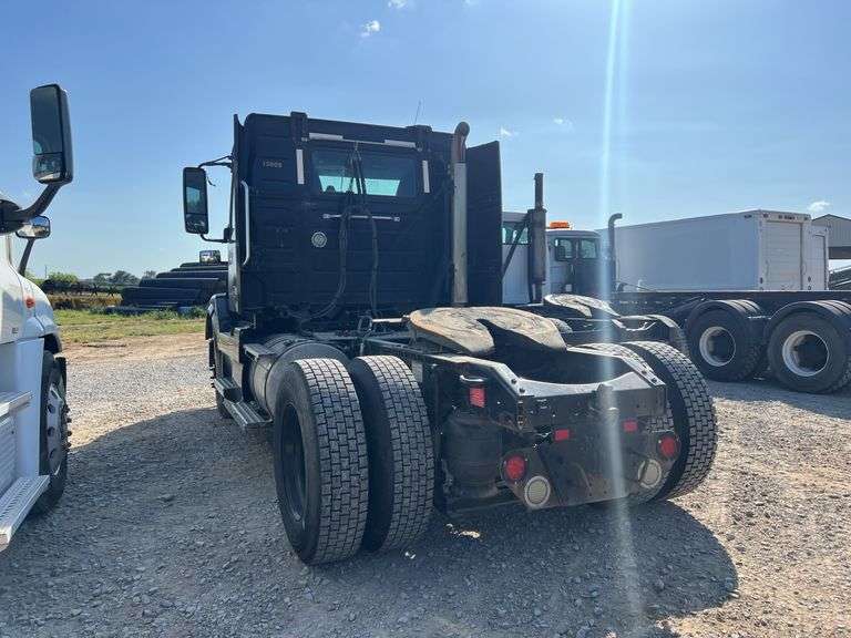 2015 Volvo S/A Daycab Truck