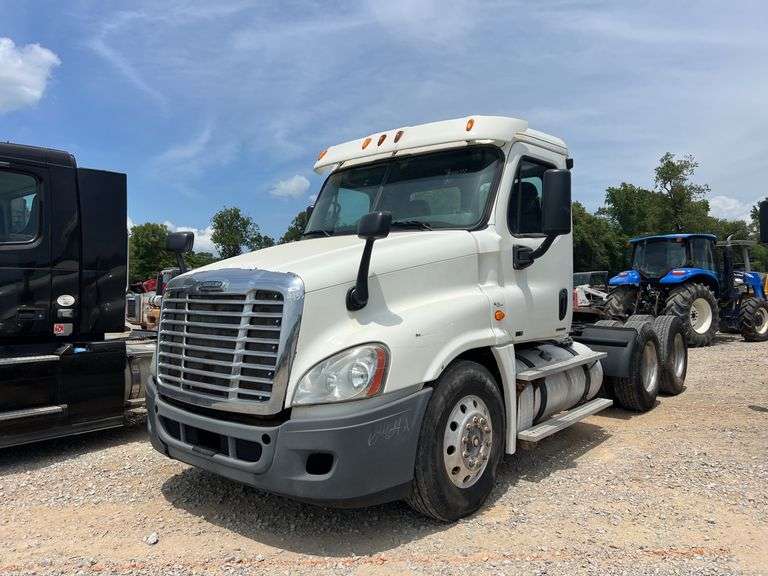 2011 Freightliner Cascadia T/A Daycab Truck