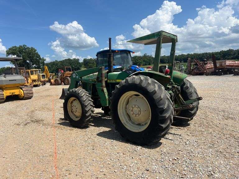 John Deere 1650 Tractor w/ Loader