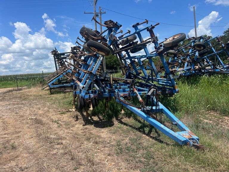 DMI Tiger Mate II 24' Pull Type Field Cultivator *OFFSITE