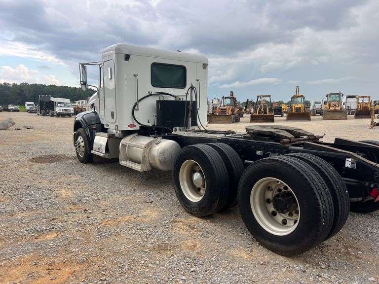 2010 Peterbilt 384 T/A Sleeper Truck *INOP