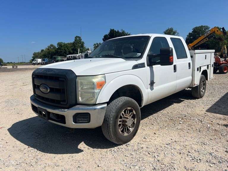 Ford F-350 XL 4x4 Crew Cab Service Truck