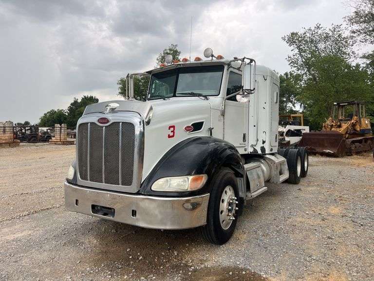 2010 Peterbilt 384 T/A Sleeper Truck *INOP