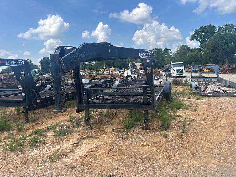 2013 C & M 7' x 22' T/A Gooseneck Trailer
