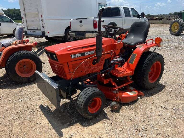 Kubota B6200 Tractor w/ 44" Mower