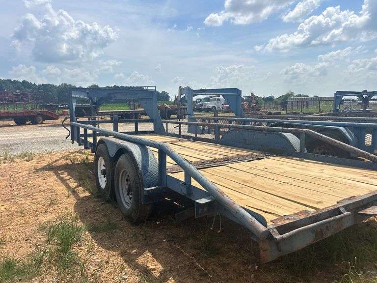 2009 82" X 20' T/A Gooseneck Trailer
